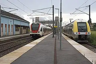 Schweizer und französischer Zug im Bahnhof Delle
