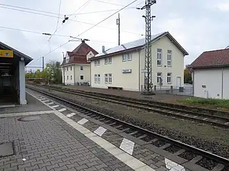 Empfangsgebäude mit dem Hausbahnsteig, den Gleisen 1 und 2 sowie dem Inselbahnsteig