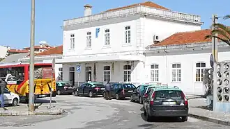 Vorderansicht des Bahnhofs Figueira da Foz
