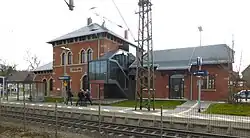 Bahnseite des ehemaligen Empfangsgebäudes, mit moderner Treppenhauserschließung (2016)