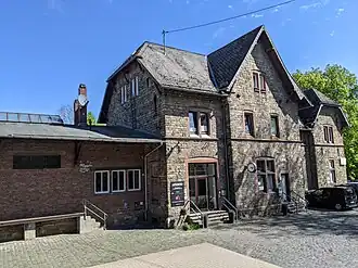 Straßenseitige Ansicht des Bahnhofs Hachenburg, 2025