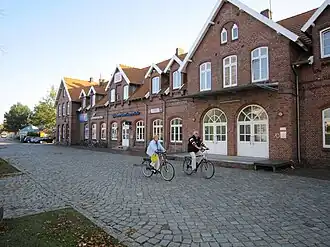 Straßenseite des Empfangsgebäudes