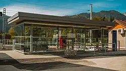 Modernisierter Bahnhof Kainisch mit Warteraum und Mittelbahnsteig