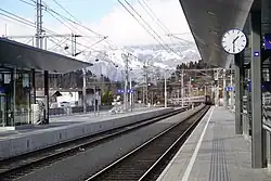 Der Bahnhof Kitzbühel mit einem ausfahrenden InterCity