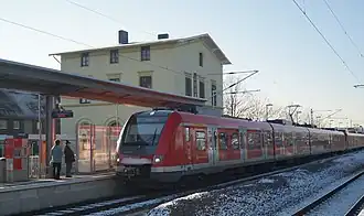 Triebwagen der S8 im Bahnhof, 2014