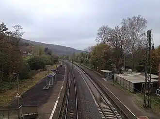Blick von der denkmalgeschützten Brücke über die Gleis- und Bahnsteiganlagen