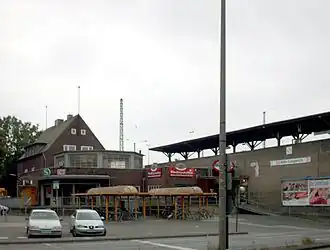 Der Bahnhof vom Bahnhofsvorplatz