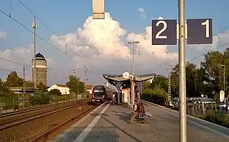 Bahnsteig am Bahnhof Mühlheim (Main) mit Blick Richtung Hanau. Am Gleis 2 ein Zug der Linie S8 einfahrend