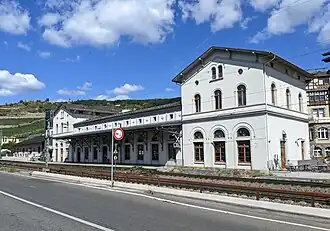 Empfangsgebäude und Bahnsteig
