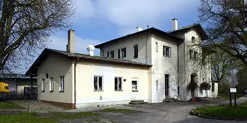 Empfangsgebäude und Bahnhofsvorplatz