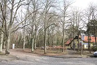 Vorplatz des ehemaligen S-Bahnhofs Stahnsdorf mit Bahnhofsgaststätte und Denkmal zum 100-jährigen Jubiläum der Eröffnung