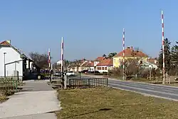 Mechanische Schrankenanlage mit Läutewerk im Bahnhof Tattendorf