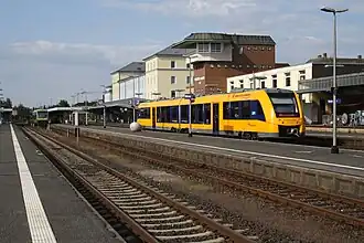 Bahnhof Weiden: Gleisseite mit Empfangsgebäude und Stellwerk