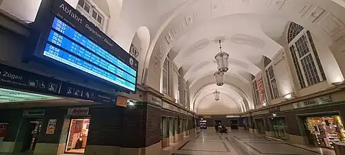 Bahnhofshalle mit Anzeigetafel, Innenansicht in Richtung Osten (2023)