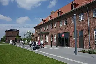 Neues Empfangsgebäude seit der Sanierung, im Hintergrund das alte, (2019).