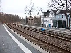 Bahnhof Zwickau-Schedewitz (2016) mit Kirche Bockwa im Hintergrund