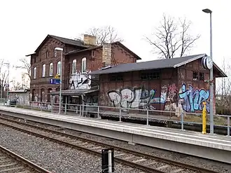 Altes Bahnhofsgebäude mit Güterschuppen