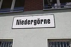 2010 gibt es wieder ein Bahnhofsschild am Stellwerk