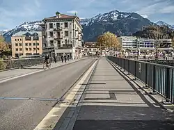 H221 (Bahnhofstrasse) über die Aare in Interlaken