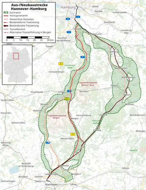Vier Eisenbahntrassenverläufe zwischen Hannover und Hamburg, einer in dunkelrot, welcher von Hannover und Celle aus entlang der B3 und der Autobahn 7 verläuft, und 3 verworfene, welche komplett entlang der BAB 7 führen, entlang der Bestandsstrecke über Celle, Uelzen, Lüneburg, sowie ein vierter Verlauf, welcher Uelzen und Lüneburg umfährt, sonst aber entlang der Bestandsstrecke bleibt