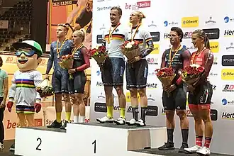 Siegerpodest mit jeweils zwei Personen auf allen drei Podestplätzen
