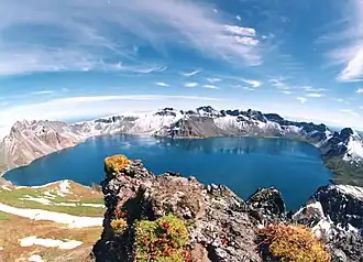 Die vertikale Vegetation und vulkanische Landschaft im Changbai-Gebirge