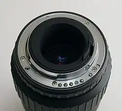 Ein Bajonett mit elektrischen Kontakten für Objektivdaten und mechanischen Übertragungselementen für Autofokus und Blende (Pentax KAF)