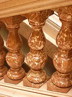 Baluster eines Treppengeländers (Haupttreppe des Nationalmuseums in Prag, 1885–1891; Material: Adneter Rotscheck)