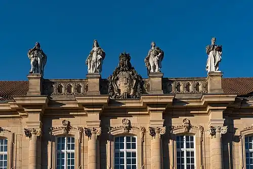 4 Figuren an der Frontfassade des Bayerischen Staatsarchivs in Bamberg (Details s. o.)