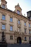 Böttingerhaus Bamberg. Dientzenhofers Beteiligung ist nicht gesichert und auch eher unwahrscheinlich. Die Dekoration der Fassade spricht eher für einen Stuckateur oder Bildhauer als Entwerfer. In Frage kämen Johann Jacob Vogel oder Johann Ammon.