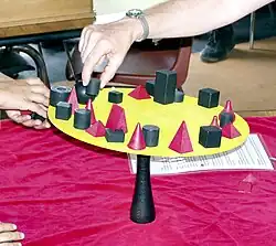 Vorsichtig wird das Holzstück versetzt