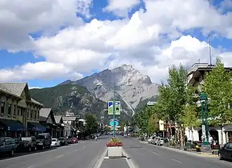 Banff Avenue mit Cascade Mountain im Hintergrund