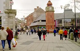 Bangor High Street mit Uhrenturm