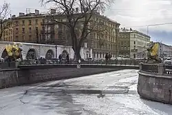 Die Greifenbrücke über den Kanal