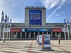Plakat während der Messe InnoTrans 2022 in Berlin, mit dem folgendenText: Berlin begrüßt das größte Infrastrukturprogramm Europas. Verkehrsknotenpunkt der Solidarität. Polen.