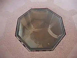 In den Boden eingelassenes Taufbecken