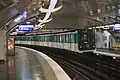 Station der Linie 4 mit einem Richtung Süden ausfahrenden gummibereiften Zug der Baureihe MP&nbsp;59, 2010