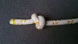 Einfacher Überhandknoten, der n-fach hintereinander geknüpft, die Ziffer n für Zehner-, Hunderter- und Tausender-Stellen angibt