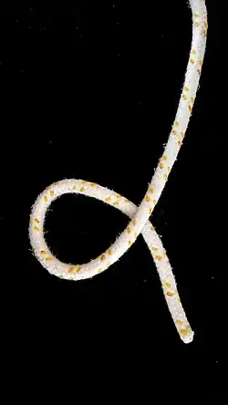 Zuerst wird ein Auge mit der Schlagrichtung rechts gelegt. Das heißt, man legt die lose unter die stehende Part. Diese Schlagrichtung nennt man deshalb rechts, weil die Windung von oben nach unten nach rechts (im Uhrzeigersinn) verläuft.