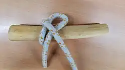 Bildet man mit dem losen Ende eine Bucht und führt es unter das feste Ende, erhält man den Slipstek[9][10][11], der aber nur aufgrund des Druckes und der Reibung hält.