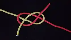 Dann führt man das gelbe Ende über, unter und über weiter.