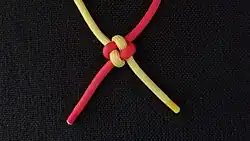 Zuziehen, in Form bringen und fertig ist der Freundschaftsknoten