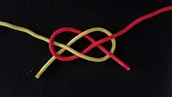 Dieser sogenannte Einfache Trossenstek (#1441) zeigt in Wirklichkeit den Kreuzknoten.[1]