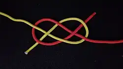 Und weiter das gelbe Ende unter, über und unter weiter.