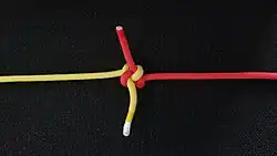 Fest zugezogen. Vorderseite des Knotens