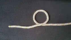 Man legt ein linksgängiges Auge (1). Dieses Auge besteht aus einem linken und einem rechten Halbkreis.