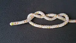 Das lose Ende wird noch einmal durch das Auge gelegt.