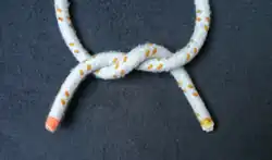 Bild 3: Seilenden unten. Rechts über links gelegter Halber Knoten. Hat aber auch die Schlagrichtung links. Bild 3 ist quasi nur das gespiegelte Bild 2, des rechts gelegten Halben Knoten.