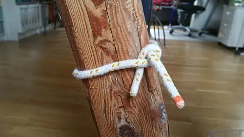 Auch ein linksgängiger Törn um den Balken und linksgängiger „Halber Schlag“ um die stehende Part.