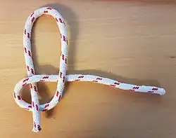 Jetzt die laufende Part zurück über die stehende Part und dann unter die andere Part durchziehen.